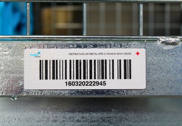 inotecs Flex on metal Etikett auf einer metallischen Gitterkiste der Firma Schäfer