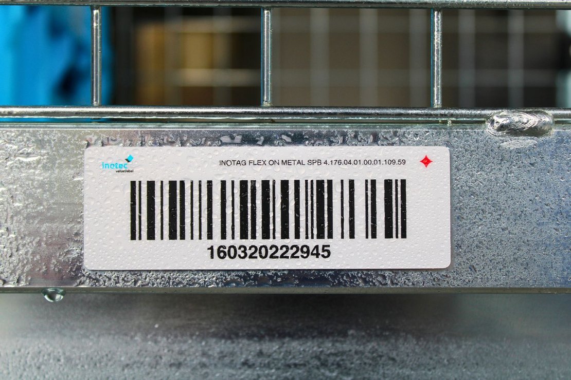 inotecs Flex on metal Etikett auf einer metallischen Gitterkiste der Firma Schäfer